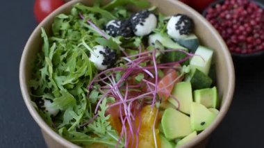 Somon parçaları, peynir, domates, biber ve avokado ile kase. Tasarımınız için arka plan olarak somon kasesi