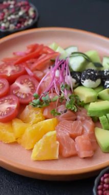 Somon parçaları, peynir, domates, biber ve avokado ile kase. Tasarımınız için arka plan olarak somon kasesi