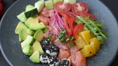 Somon parçaları, peynir, domates, biber ve avokado ile kase. Tasarımınız için arka plan olarak somon kasesi