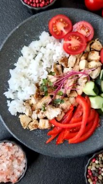 Tavuklu kase, pilav, domates, biber ve mikroyeşillik. Tasarımınız için arka planda tavuklu kase