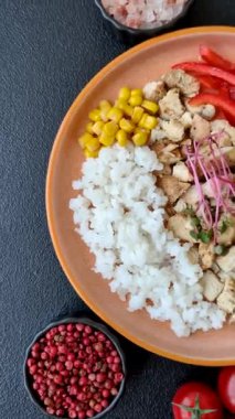 Tavuklu kase, pilav, domates, biber ve mikroyeşillik. Tasarımınız için arka planda tavuklu kase