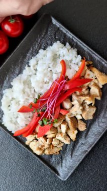 Tavuklu kase, pilav, domates, biber ve mikroyeşillik. Tasarımınız için arka planda tavuklu kase