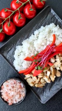 Tavuklu kase, pilav, domates, biber ve mikroyeşillik. Tasarımınız için arka planda tavuklu kase