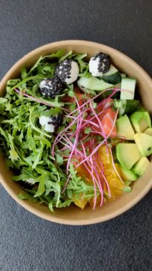 Somon parçaları, peynir, domates, biber ve avokado ile kase. Tasarımınız için arka plan olarak somon kasesi