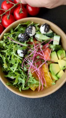 Somon parçaları, peynir, domates, biber ve avokado ile kase. Tasarımınız için arka plan olarak somon kasesi