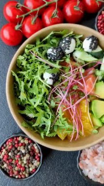 Somon parçaları, peynir, domates, biber ve avokado ile kase. Tasarımınız için arka plan olarak somon kasesi