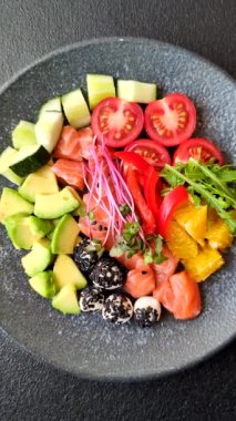 Somon parçaları, peynir, domates, biber ve avokado ile kase. Tasarımınız için arka plan olarak somon kasesi