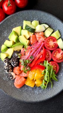 Somon parçaları, peynir, domates, biber ve avokado ile kase. Tasarımınız için arka plan olarak somon kasesi