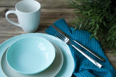 Tabaklar ahşap masada mavidir.