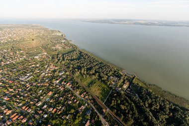 Yukarıdan beyaz arka planlı Balaton gölü.