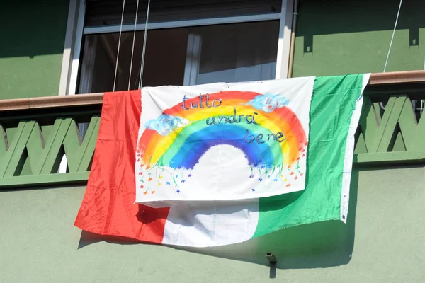 Europa Itália Milão Bandeira Itália Pendurada Varanda Uma Casa Durante — Fotografia de Stock