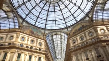 Avrupa, İtalya Nisan 2020 - Duomo Katedrali, Vittorio Emanuele Galerisi İnsanlardan ve turistlerden yoksun, covid19 Coronavirüs salgını - şehir merkezindeki karantina evi -