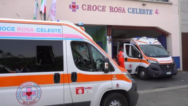 ミラノの通りに救急車の駐車場 — ストック動画