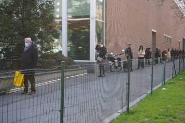 İtalya, Milan - Mart 2020 - Maskeli ve maskesiz insanlar Esselunga, n-cov19 Coronavirus acil servisine bir metre uzaklıktalar - çok fazla insan evi terk ediyor