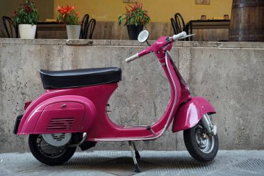 Sokakta klasik scooter.