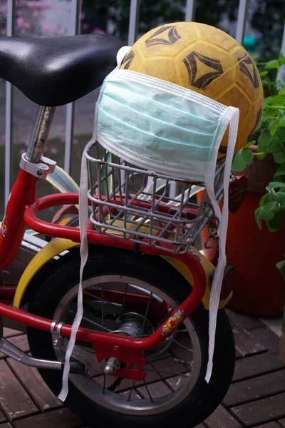Дитячий Велосипед Домашньому Балконі Футбольним Ячем Маскою Проти Коронавірусу Закриття — стокове фото