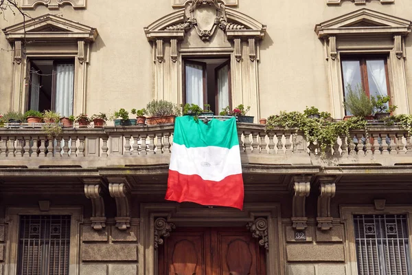 Europa Itália Milão Bandeira Itália Pendurada Varanda Uma Casa Durante — Fotografia de Stock