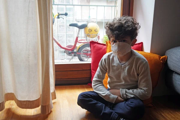 Παιδί Αγόρι Πέντε Ετών Μάσκα Στο Σπίτι Κατά Διάρκεια Της — Φωτογραφία Αρχείου