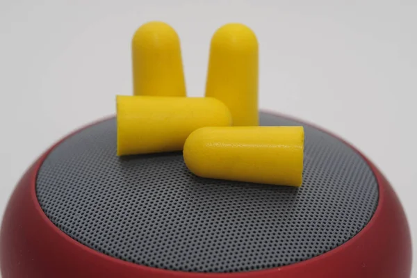 硅胶噪音塞子 轻量级真空软黄色耳塞 — 图库照片