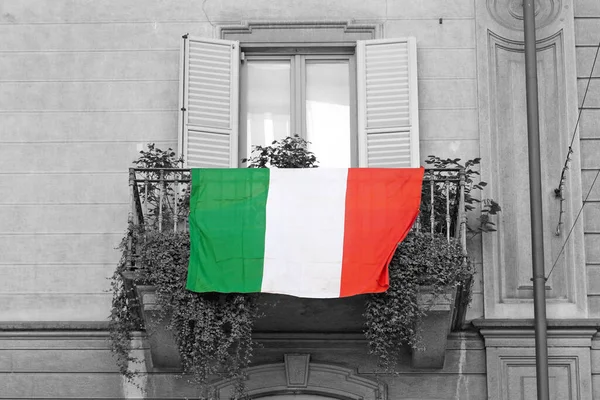 Europa Itália Milão Bandeira Itália Varanda Uma Casa Durante Emergência — Fotografia de Stock