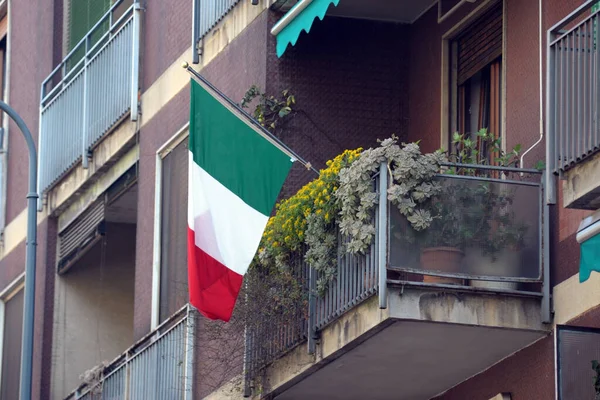 Europa Itália Milão Bandeira Itália Varanda Uma Casa Durante Emergência — Fotografia de Stock