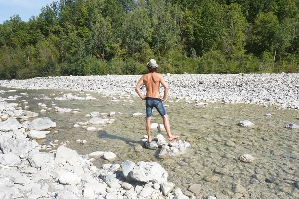 Europa Italia Piacenza Bobbio Niño Cinco Años Disfruta Naturaleza Río —  Fotos de Stock