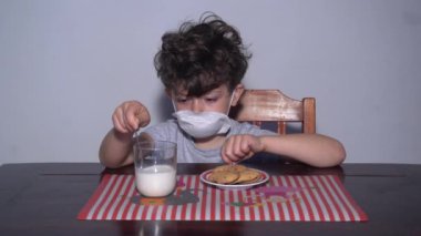 EUROPE, MILAN Milan - Maskeli karantina altındaki çocuk, evdeki yaşam - Lombardy ve Milan kırmızı bölgesi - Novel Coronavirus 2019 tarafından enfekte edilen bölgelerin izolasyonunun hükümet ölçütü