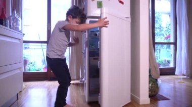 EUROPE, MILAN Milan - Maskeli karantina altındaki çocuk, evdeki yaşam - Lombardy ve Milan kırmızı bölgesi - Novel Coronavirus 2019 tarafından enfekte edilen bölgelerin izolasyonunun hükümet ölçütü