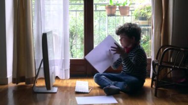 Çocuk salgın sırasında evde bilgisayar kullanıyor. 