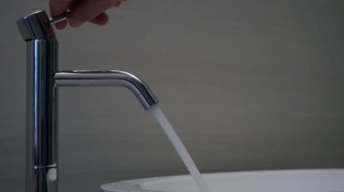 Bir adamın elini yıkarken yakın plan.