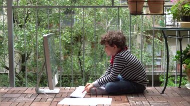 Çocuk salgın sırasında evde bilgisayar kullanıyor. 