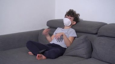 EUROPE, MILAN Milan - Maskeli karantina altındaki çocuk, evdeki yaşam - Lombardy ve Milan kırmızı bölgesi - Novel Coronavirus 2019 tarafından enfekte edilen bölgelerin izolasyonunun hükümet ölçütü