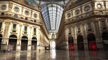 Avrupa, İtalya Nisan 2020 - Duomo Katedrali, Vittorio Emanuele Galerisi İnsanlardan ve turistlerden yoksun, covid19 Coronavirüs salgını - şehir merkezindeki karantina evi -