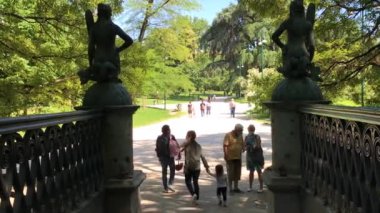 Milano 'daki salgın sırasında parkta yürüyen insanlar.