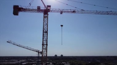Modern şehirde inşaat vinçleri, kentleşme konsepti.