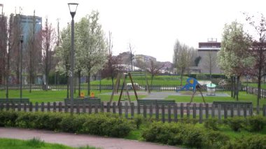 Avrupa, İtalya, Milano - n-cov19 Coronavirus salgını sırasında Lombardy bölgesi için yeni kısıtlayıcı kararın ardından kapalı parklar ve terk edilmiş yollar