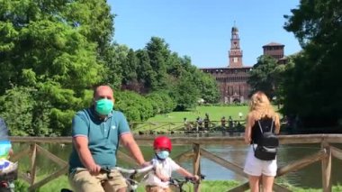Milano 'daki salgın sırasında parkta yürüyen insanlar.