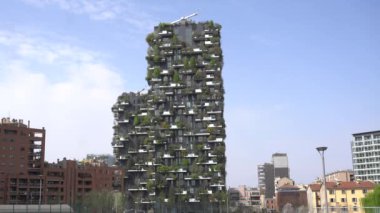 Avrupa, İtalya, Milano Temmuz 2020 - Covid-19 Coronavirus salgınının ardından Dikey Orman gökdeleni 