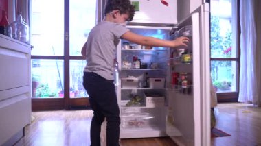 EUROPE, MILAN Milan - Maskeli karantina altındaki çocuk, evdeki yaşam - Lombardy ve Milan kırmızı bölgesi - Novel Coronavirus 2019 tarafından enfekte edilen bölgelerin izolasyonunun hükümet ölçütü