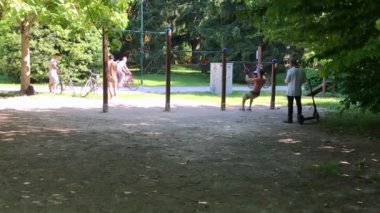 Milano 'daki salgın sırasında parkta yürüyen insanlar.