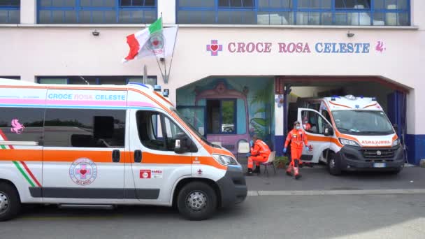 ミラノの通りに救急車の駐車場 — ストック動画
