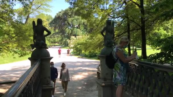Milano Daki Salgın Sırasında Parkta Yürüyen Insanlar — Stok video