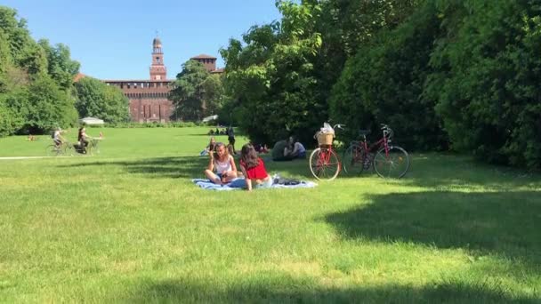 Personnes Promenant Dans Parc Pendant Pandémie Milan — Video