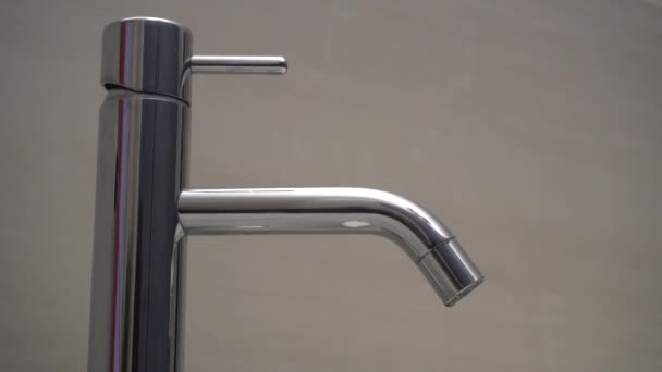 Wasserhahn Badezimmer Leckt Wasser — Stockvideo