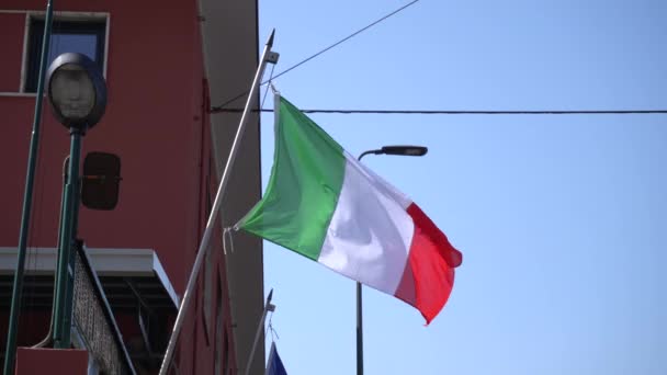 Eropa Italia Milan Bendera Italia Tergantung Balkon Rumah Selama Bencana — Stok Video