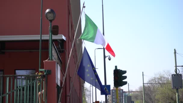 Europa Itália Milão Bandeira Itália União Europeia Pendurada Varanda Uma — Vídeo de Stock