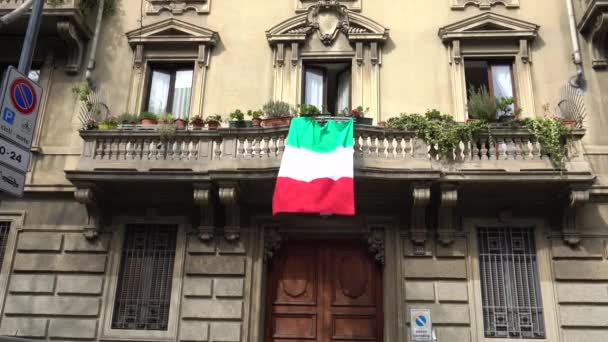 Europa Italia Milán Bandera Italia Colgando Balcón Una Casa Durante — Vídeos de Stock