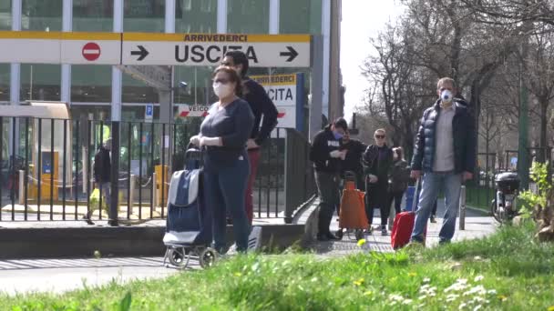 Europa Włochy Mediolan Marzec 2020 Kolejka Osób Maskach Bez Masek — Wideo stockowe