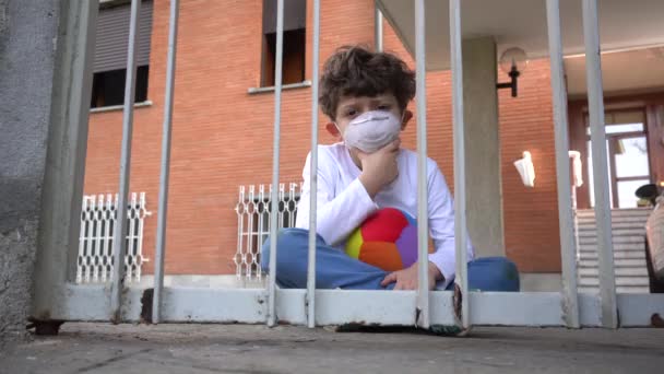 Europa Włochy Mediolan Letni Chłopiec Masce Kwarantanny Domu Zamknięcie Szkół — Wideo stockowe