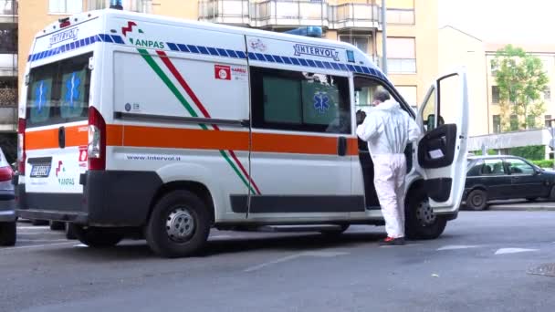 Ambulance Parkoviště Ulici Milána — Stock video